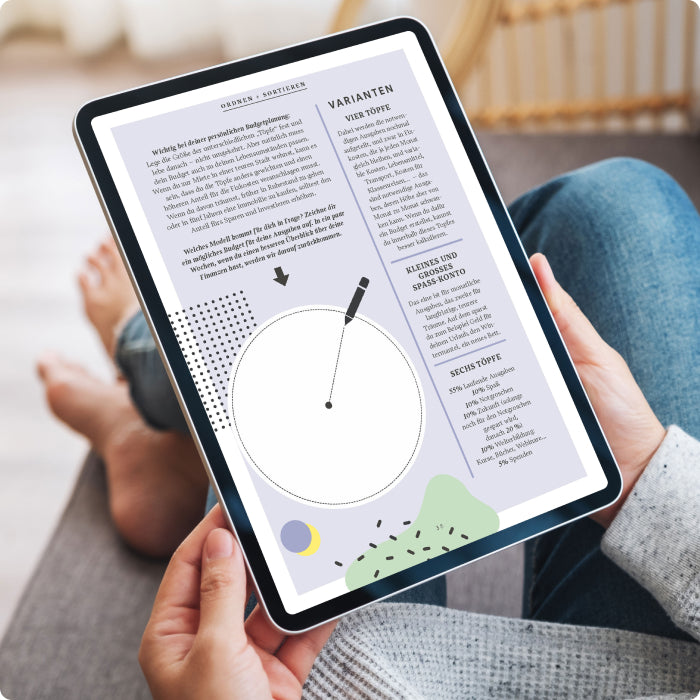 Eine Frau mit Tablet auf dem eine Seite aus dem Brigitte Workbook Finanzen zu sehen ist